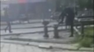 В парке Панфилова мужчина чистит обувь в питьевом фонтане <i>(видео)</i>