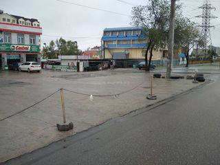Житель Бишкека просит выяснить законность ограждения парковки на ул.Сухэ-Батора (фото)