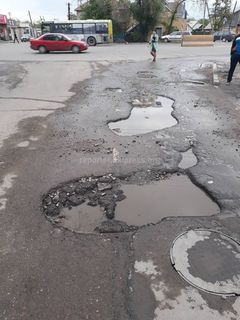 Год назад отремонтированная дорога на Д.Сяопина-Кустанайской уже в ямах, - читатель Самат (фото)