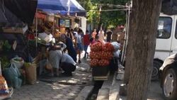 Уличные продавцы заняли тротуар на ул.Айни. Фото местного жителя