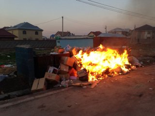 На Ахунбаева — Б. Насырова опять поджигают мусор, - читатель <b>(фото, видео)</b>