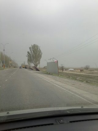 По дороге в аэропорт «Манас» упали рекламные щиты <b>(фото)</b>