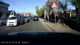 В Бишкеке на Баха-Гагарина произошло ДТП, возникла большая пробка <b>(фото)</b>