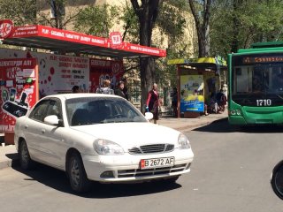 На ул. Московской водитель перекрыл полосу движения общественного транспорта <b>(фото)</b>