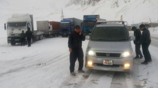Читатель предупреждает, что на перевале Ала-Бель выпал снег и возможна гололедица на дороге <b>(фото, видео)</b>