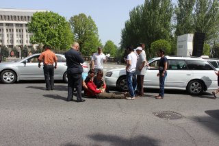 На центральной площади Бишкека водитель сбил пешехода <b>(фото)</b>