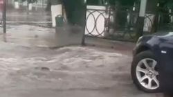 В Оше из-за ливней затопило ул.Араванскую. Видео