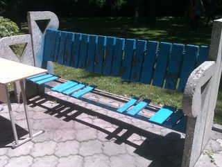 Бишкекчанин просит привести в порядок скамейки в Дубовом парке