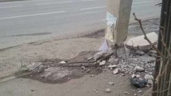 На Южной магистрали машина снесла бетонный столб. Фото горожанина