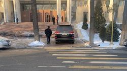 «Крузак» припаркован на пешеходной зоне у Белого дома. Фото