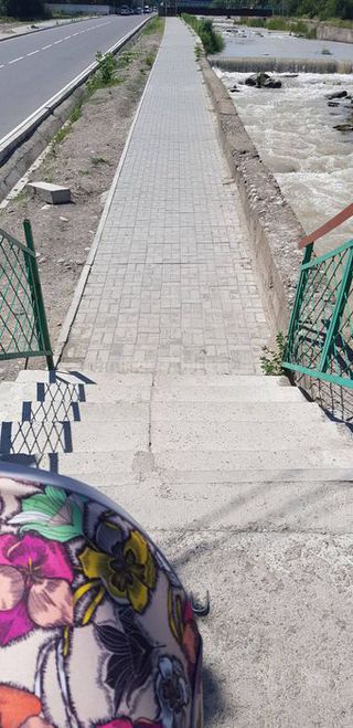 «Бишкекасфальтсервис»: Пандусы на лестничных ступенях мостов по ул.Малдыбаева будут установлены в течение 10 дней
