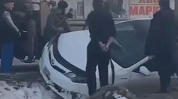 На окраине Бишкека машина вылетела с дороги