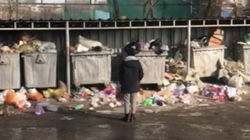 Бишкекчанка жалуется на мусор около музыкальной школы в 4 мкр. Видео