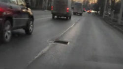 На дороге на Московской нет решетки ливнеприемника. Видео
