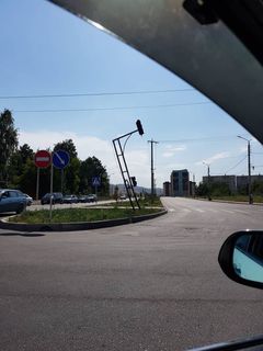 На пресечении улиц Масалиева и 7 апреля в Бишкеке повредили светофор (фото)