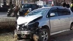 Авария с участием машины «Яндекс Такси» на Московской. Видео с места ДТП