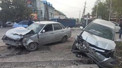 В Жалал-Абаде столкнулись две машины. Фото
