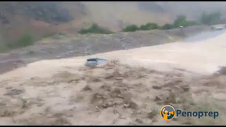 В Алае селевой поток унес машину <i>(видео)</i>