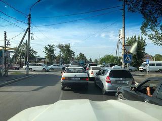 На пересечении улиц Орозбекова и Щербакова пробки из-за отсутствия светофора, - горожанин