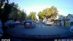 В Бишкеке «Кадиллак» чиновника чуть не сбил пешехода