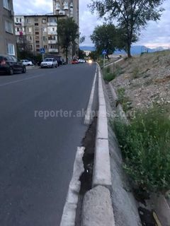 В 10 мкр на улице Малдыбаева разрушаются асфальт и бордюры (фото)