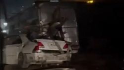 В Кызыл-Кие «Мерседес» залетел под грузовик. Видео с места аварии
