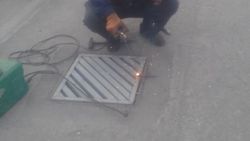 «Бишкекасфальтсервис» установил решетку ливнеприемника на Валиханова. Фото