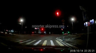 Видео — Светофор на Южной магистрали-Токтоналиева работает некорректно