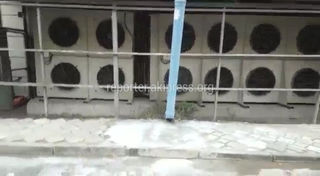 Из труб торгового центра «Бишкек Парк» неизвестная жидкость вытекает на тротуар (видео)