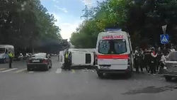 На Медерова-Тыныстанова в результате ДТП перевернулся Lexus. Видео с места аварии
