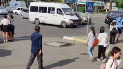 Стихийная торговля на тротуаре на Советской. Видео