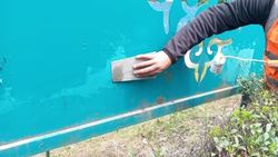 «Тазалык» исправил недочеты, допущенные при покраске шумоизоляционных заборов вдоль трассы в аэропорт «Манас». Фото мэрии