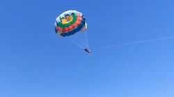 На Иссык-Куле отдыхающий с инструктором приземлились в воду, а парашют упал на пляж с людьми. Видео