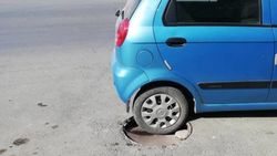В Кызыл-Кие провалилась крышка люка, туда попадают машины. Видео и фото