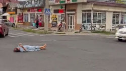 Женщина легла посреди дороги на Горького-Панфилова. Видео