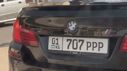 В Оше водитель заклеил кыргызский флаг узбекским на госномере