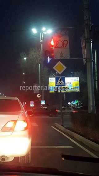 На Айтматова-Ахунбаева вывеска закрыла светофор (фото)
