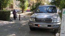 «Крузак» со штрафами в 24 тыс. сомов припаркован на тротуаре в Асанбае. Фото