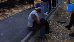 В Бишкеке мужчина на ходу выпрыгнул из автобуса и разбил себе голову