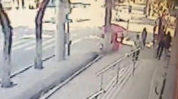 Легковушка после столкновения с бусом вылетела на тротуар и сбила двух пешеходов. Видео