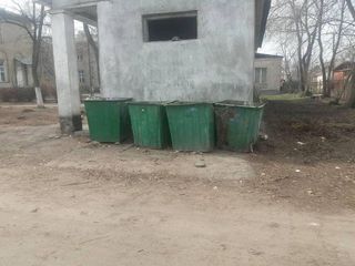 Вывоз мусора возле школы №35 производиться согласно графику и без срыва, - мэрия