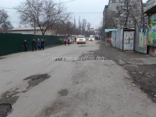 Отрезок улицы Чуйкова в плачевном состоянии, а также там нет тротуаров