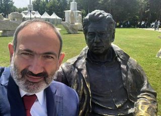 Премьер Армении Пашинян сделал селфи с памятником Айтматова в Рух-Ордо, а также с другими премьерами