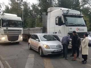 На перекрестке Боконбаева-Молодая Гвардия столкнулись легковушка и грузовик. Фото