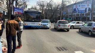 На Московской-Турусбекова троллейбус столкнулся с «Фитом»
