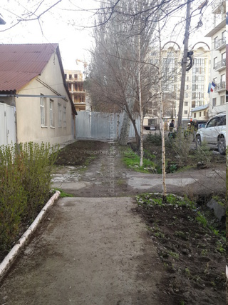 Требую принять меры в отношении стройкомпании, которая целиком перегородила тротуар по ул.Орозбекова, - горожанин <b><i>(фото)</i></b>