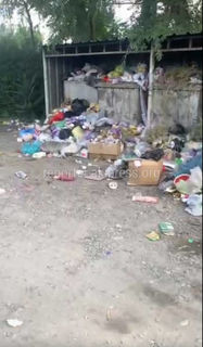На ул.Буурдинская образовалась свалка мусора. Видео