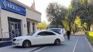 Водители паркуются на тротуаре по Айтматова рядом с KICB. Вопрос в компетенции УПСМ