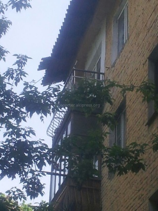 На крыше жилого дома по ул.Логвиненко между проспектом Чуй и Киевской висит старый шифер, уже поломанный во многих местах, - читатель <b><i>(фото)</i></b>