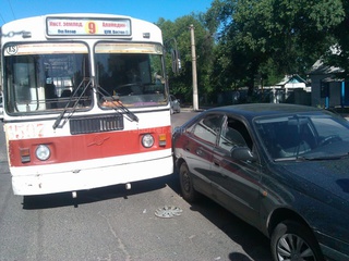 На Льва Толстого — Баха столкнулись троллейбус и легковое авто <b><i>(фото)</i></b>